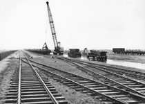 171047 Afbeelding van de aavoer van stenen per spoor ten behoeve van de aanleg van de Europoorthaven bij Rotterdam.